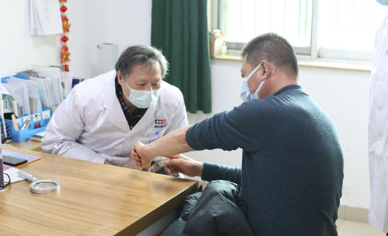 11月25日，南京皮研所专家坐诊我院，就诊现场反响强烈！